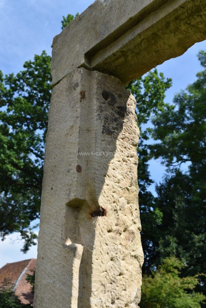 Původní vysoké kamenné ostění (futra) z druhé poloviny 19. stol.