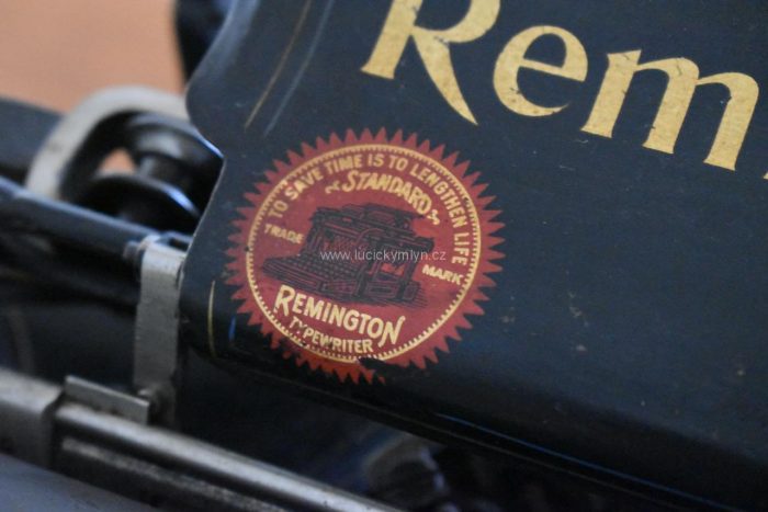 Psací stroj značky Remington