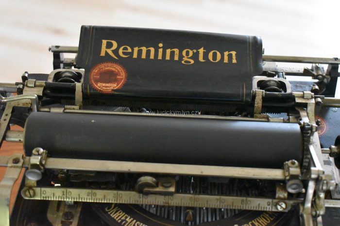 Psací stroj značky Remington