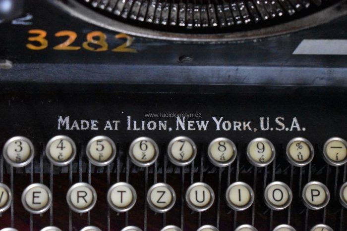 Starožitný psací stroj značky Remington