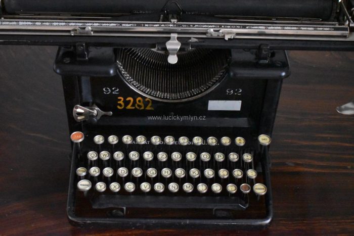 Starožitný psací stroj značky Remington
