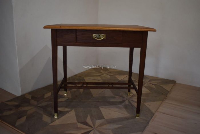 Starožitný secesní stolek s osobitou trnoží