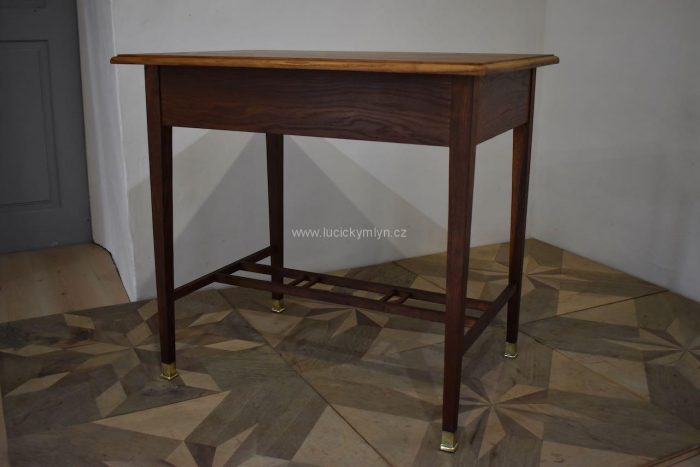 Starožitný secesní stolek s osobitou trnoží