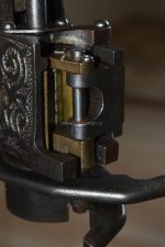Špuntovačka - důmyslně konstruovaný robustní mechanismus