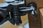 Špuntovačka - důmyslně konstruovaný robustní mechanismus