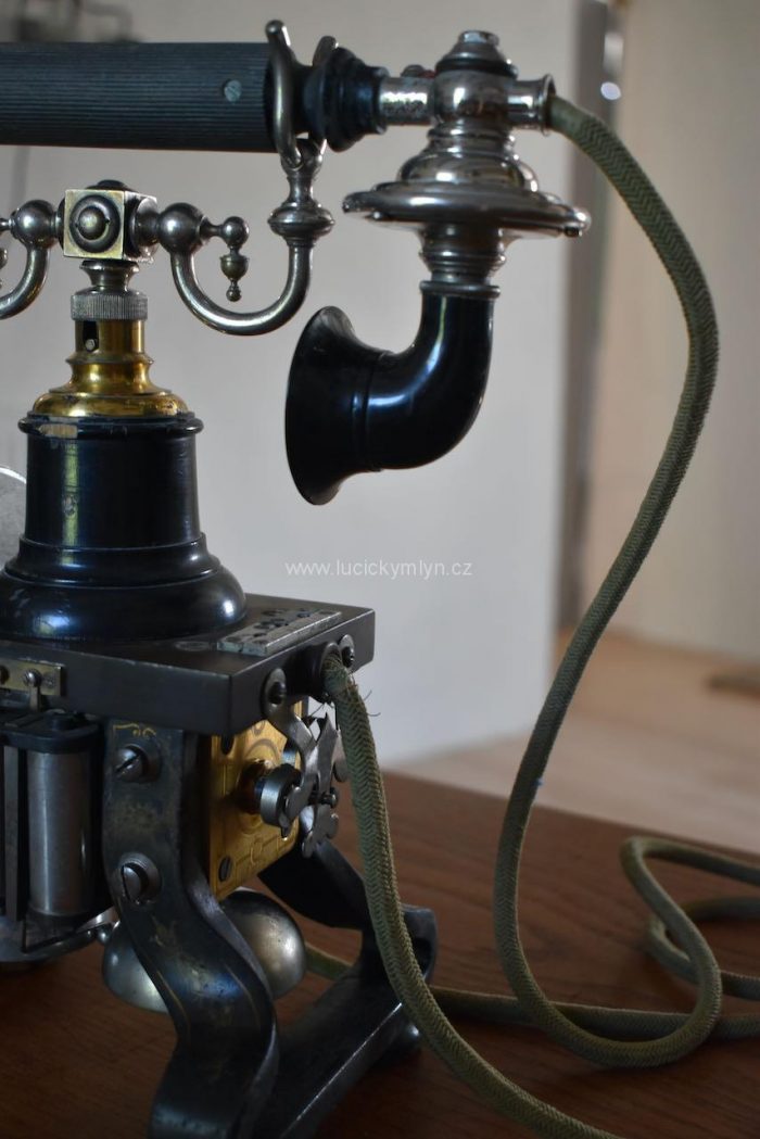 Unikátní starožitný telefonní přístroj