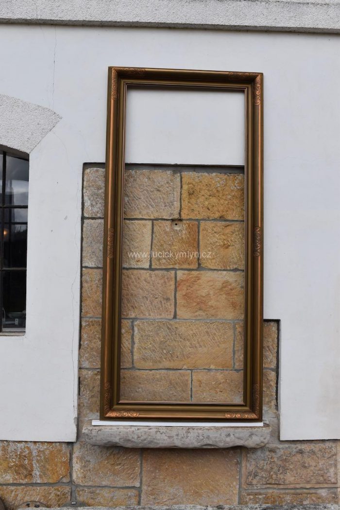 Velký zrcadlový či obrazový rám z období l. republiky (212 x 95,5 cm vnitřní rozměry)