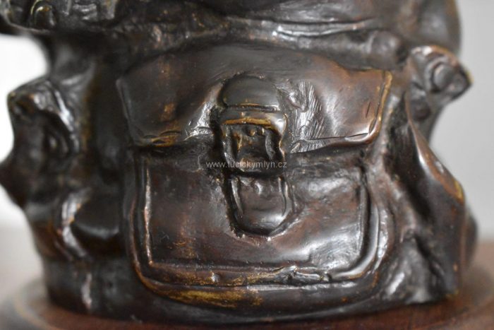 Starožitné humorné těžítko z bronzu, představující buldočka v batohu