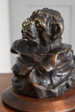 Starožitné humorné těžítko z bronzu, představující buldočka v batohu