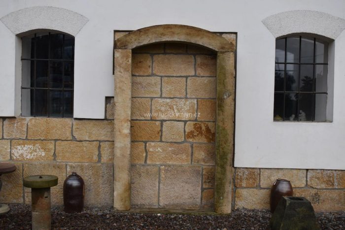 Starožitný kamenný obloukový portál