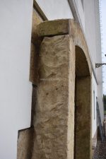 Starožitný kamenný obloukový portál