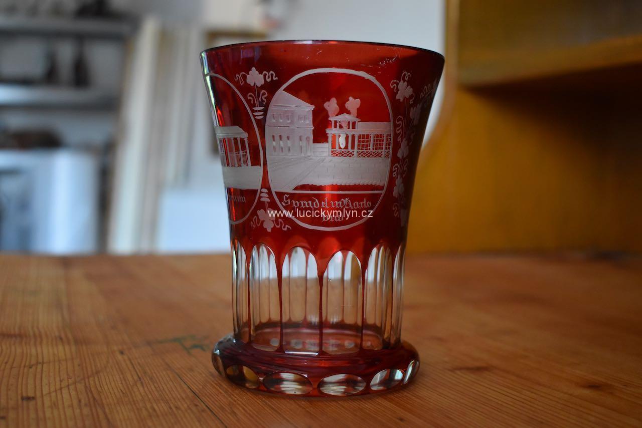 Starožitný lázeňský pohár s broušenými vedutami významných budov a vkusným vinným motivem Starožitný lázeňský pohár s broušenými vedutami významných budov a vkusným vinným motivem