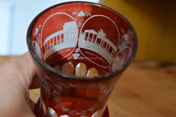 Starožitný lázeňský pohár s broušenými vedutami významných budov a vkusným vinným motivem