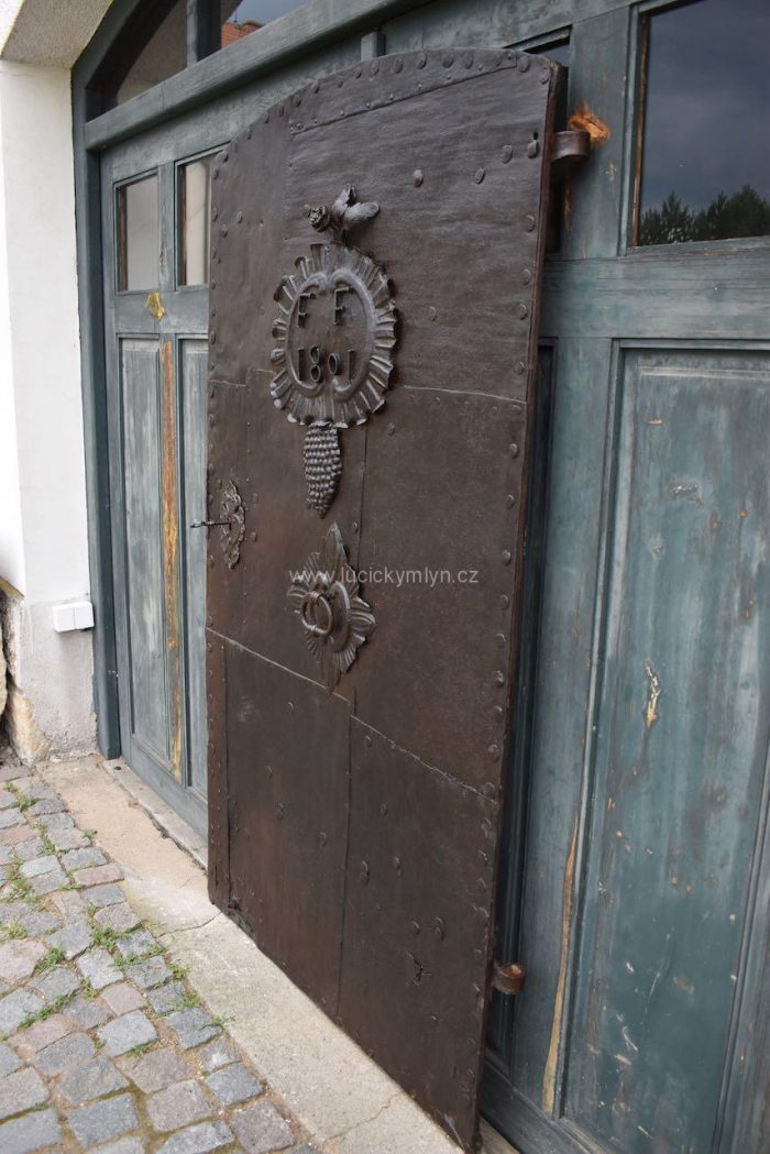 Ručně kované starožitné dveře z Moravy s působivou vinařskou výzdobou a datem 1801