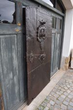 Ručně kované starožitné dveře z Moravy s působivou vinařskou výzdobou a datem 1801