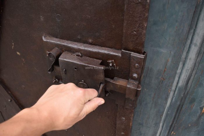 Ručně kované starožitné dveře z Moravy