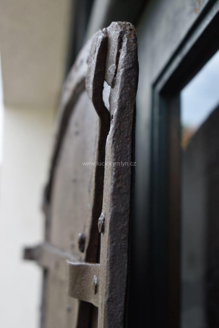Ručně kované starožitné dveře z Moravy