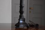 Vysoká a štíhlá empírová lampička z umělecké litiny
