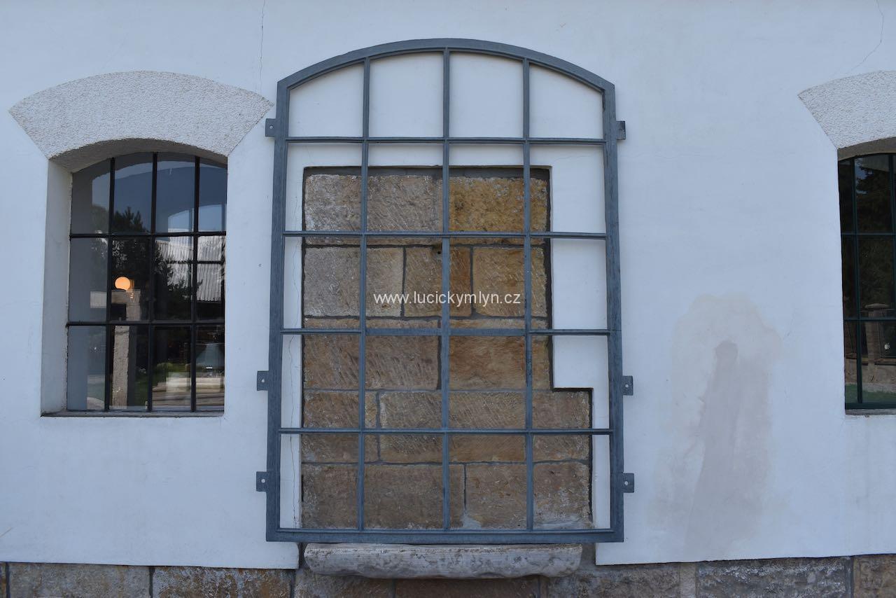 litinove okno - 1 Historické industriální obloukové okno (v.210 cm) z lité oceli