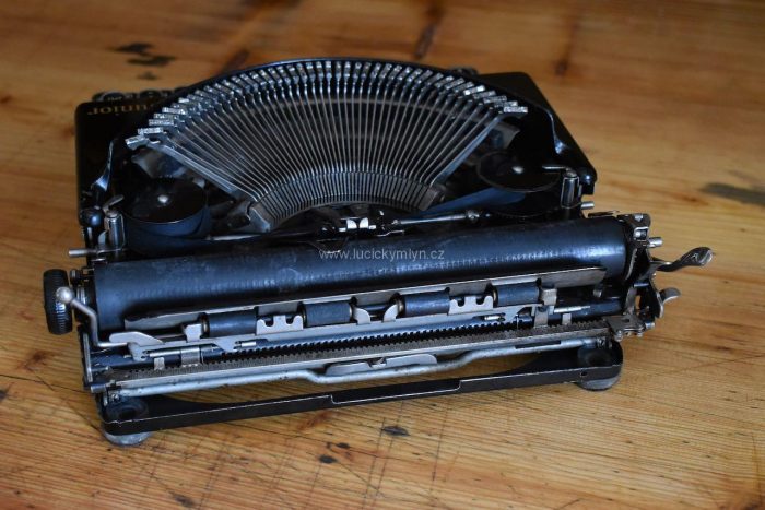 Sběratelsky zajímavý, starožitný psací stroj značky Remington Junior