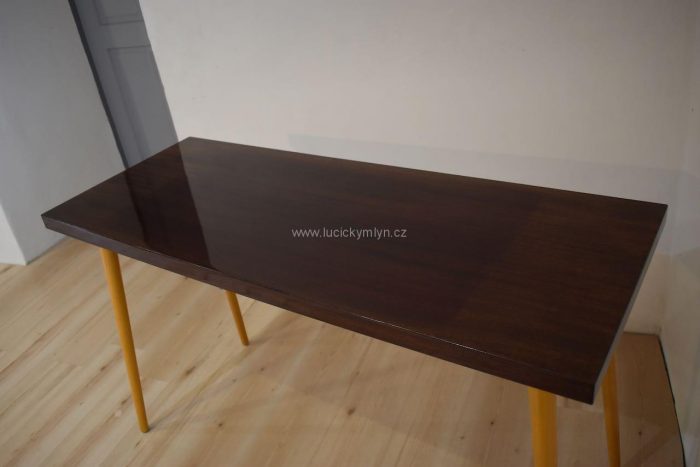 Praktický retro stůl s užší deskou