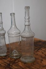 Kolekce krásných starožitných lahví