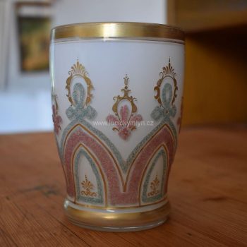 Starožitný pohár z mléčného opálového skla, ornamentálně zdobený natavenými smalty a jemným zlacením