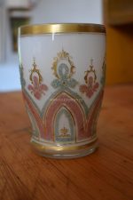 Starožitný pohár z mléčného opálového skla, ornamentálně zdobený natavenými smalty a jemným zlacením