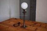 Krásná starožitná lampička z litého bronzu