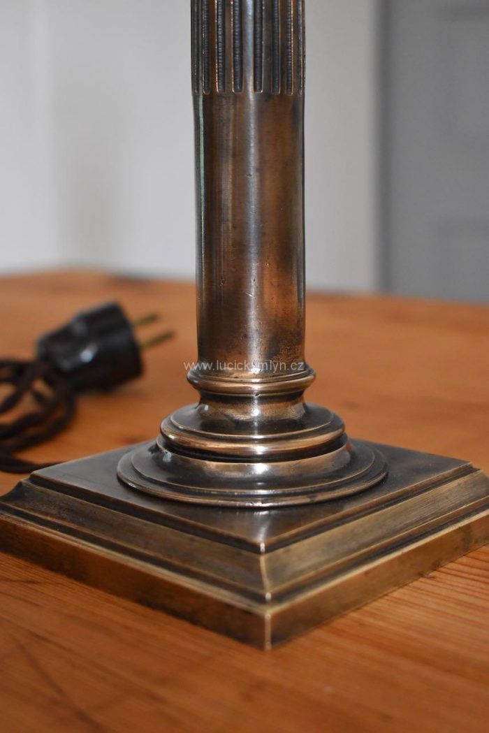 Krásná starožitná lampička z litého bronzu