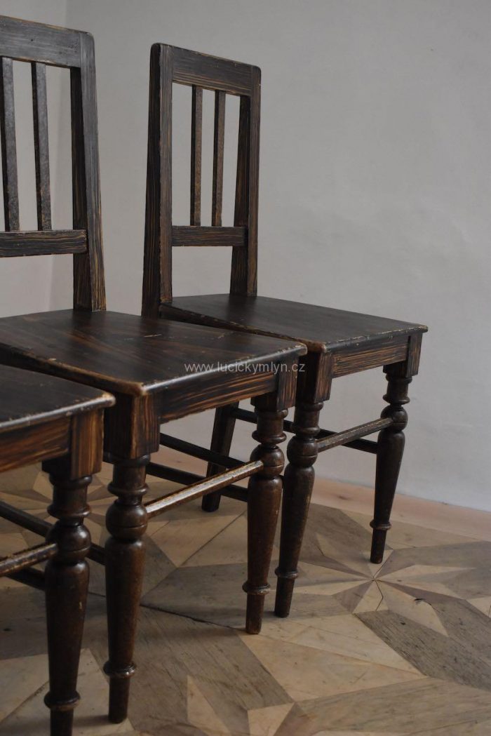 Tři starožitné židle z měkkého dřeva