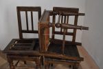Tři starožitné židle z měkkého dřeva