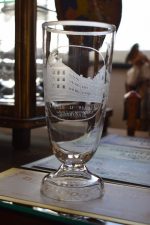 Vyšší starožitná broušená sklenice