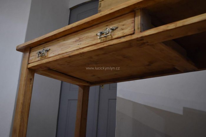 Dlouhý a robustní starožitný stůl z masivního dřeva