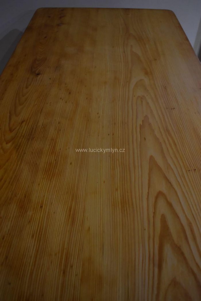 Dlouhý a robustní starožitný stůl z masivního dřeva