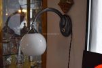 Starožitná lampička v elegantním funkcionalistickém stylu