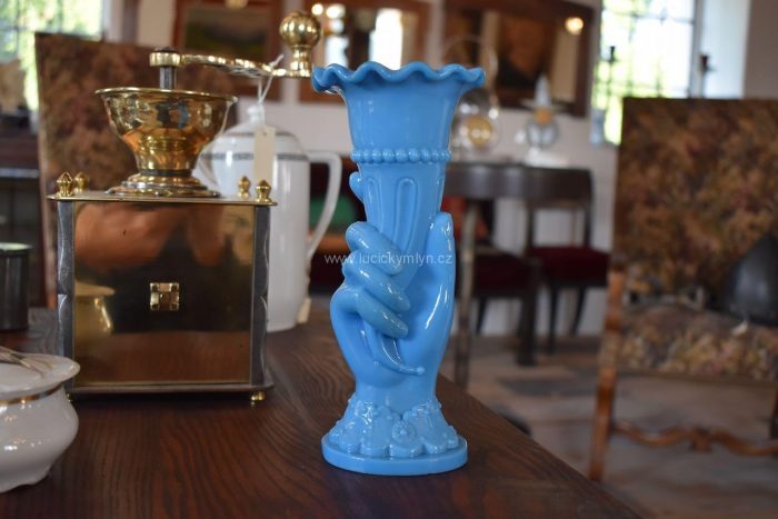 Starožitná váza z foukaného modrého skla