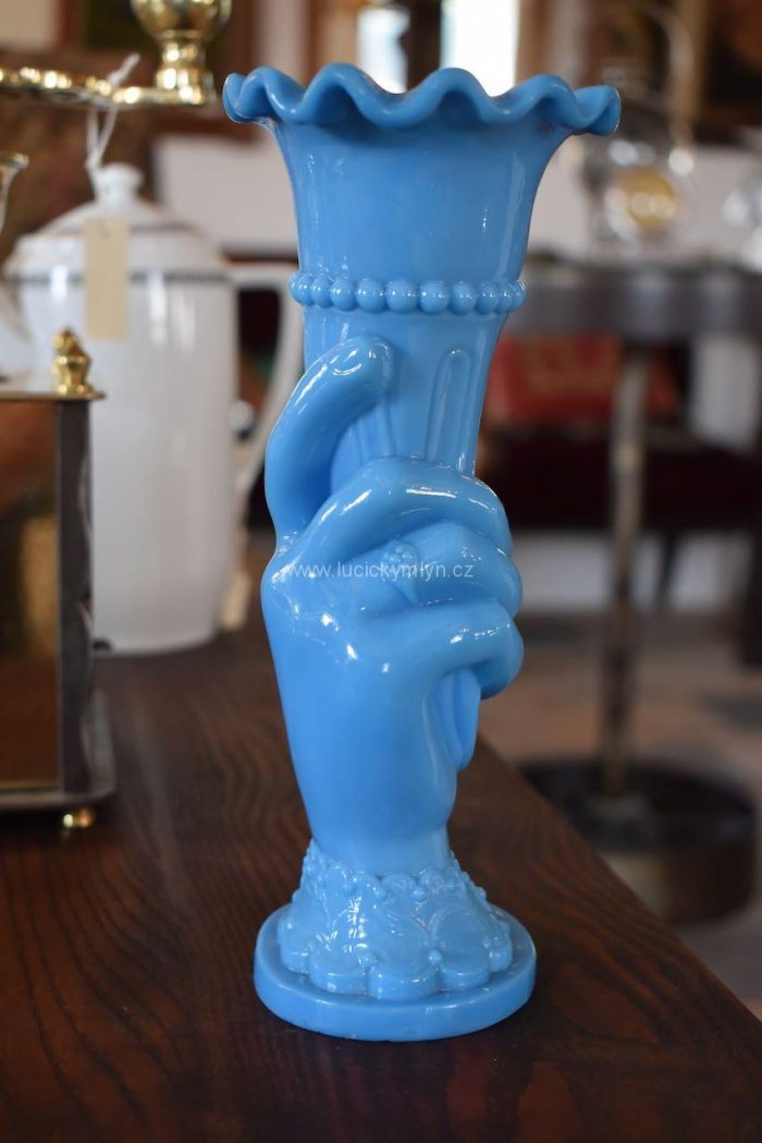 Starožitná váza z foukaného modrého skla