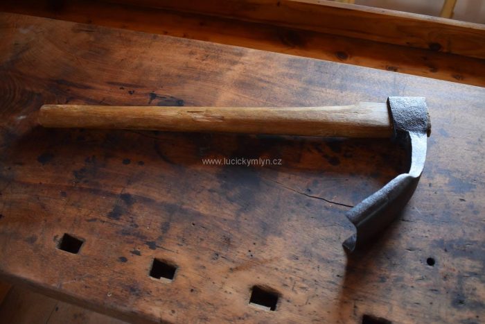 Starožitný dřevoobráběcí nástroj venkovského typu