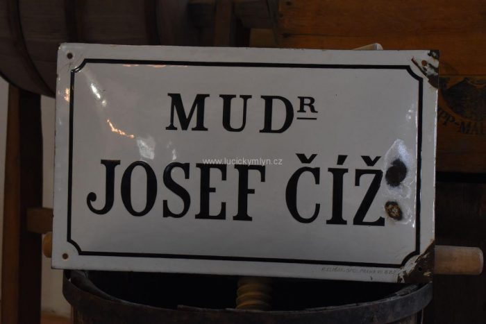 Sběratelská prvorepubliková cedule označená MUDr. Josef Číž