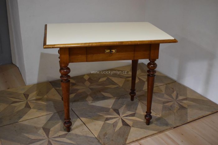 Starý soustružený neobarokní stůl z bukového, tmavě mořeného dřeva