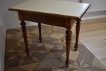 Starý soustružený neobarokní stůl z bukového, tmavě mořeného dřeva