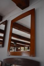 Zrcadlo ve větším a hezkém secesním rámu z třešňového dřeva