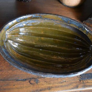 Starožitná pečící forma ve tvaru kakaového bobu