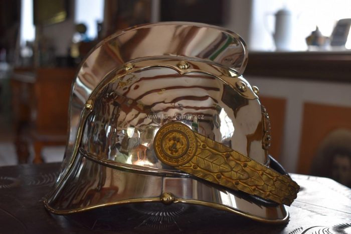 Starožitná slavnostní či přehlídková helma velitele hasičů z období okolo roku 1900 či počátku 20. stol.