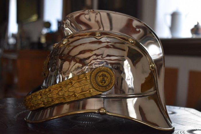 Starožitná slavnostní či přehlídková helma velitele hasičů z období okolo roku 1900 či počátku 20. stol.