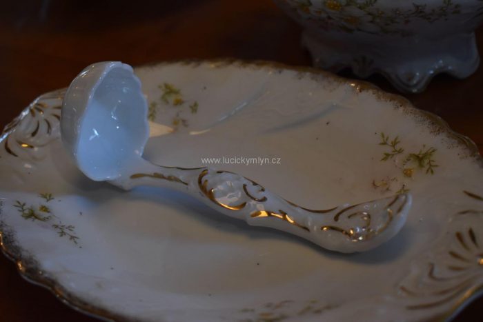 Sváteční porcelánový servis v rokokově laděném, romantickém stylu