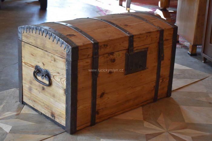 Hodnotný cestovní starožitný kufr