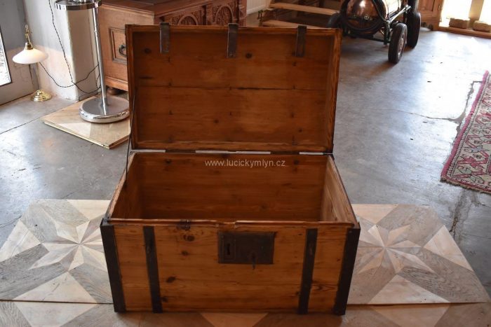 Hodnotný cestovní starožitný kufr