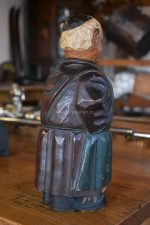Starožitná soška mnicha s lahví